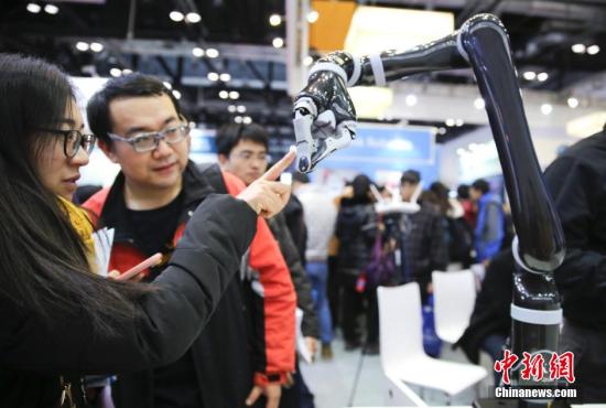 中国新闻网:2016永利app网址官方入口在京开幕 机器人“各显神通”